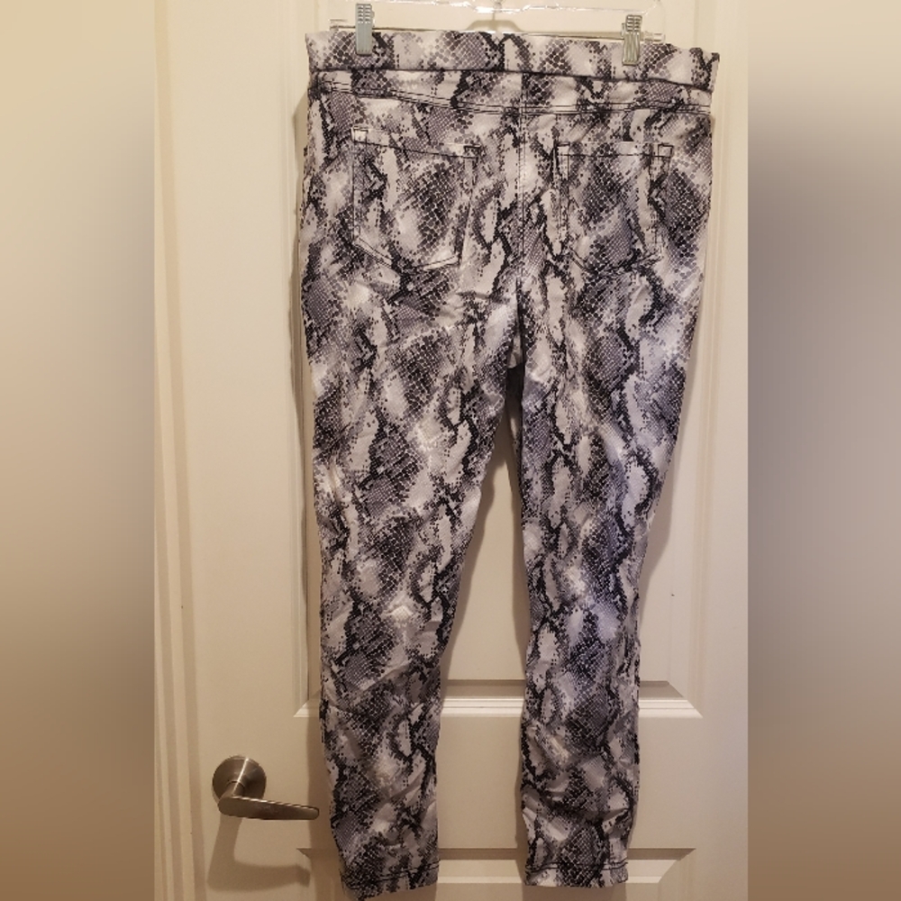 No Boundaries Chic Snake Print Skinny Womens Jeggings